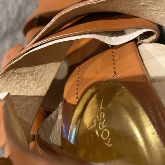 Michael Kors Tan strapy buckle low block heel sandals Sz 9.5 - Picture 8 of 16